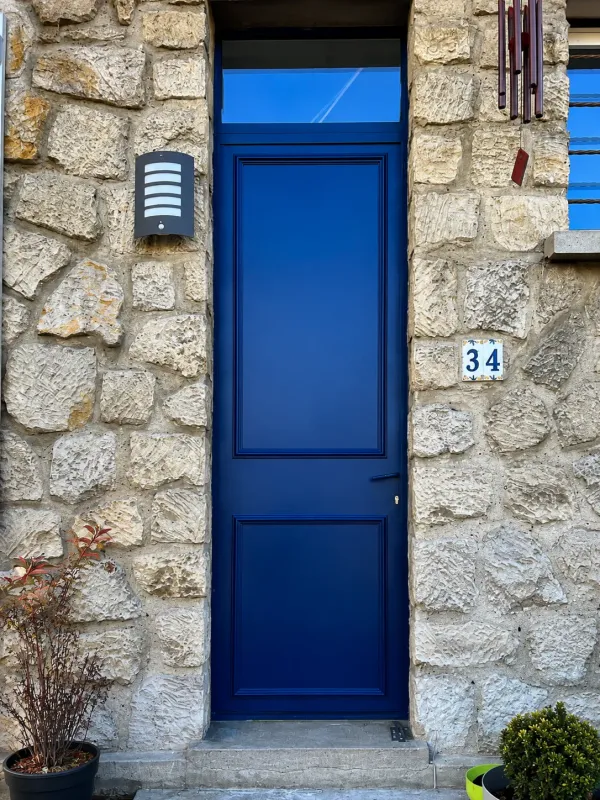 Pose d'une porte d'entrée bleu marine sur maison en pierre à Angers — TD Serrurerie